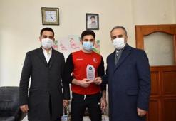 Başkan Aktaş'tan milli güreşçiye ziyaret