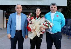 Avrupa şampiyonu Esma Alper, Samsun'da çiçeklerle karşılandı