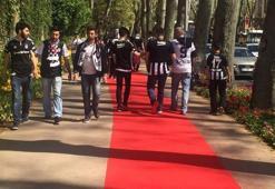 Beşiktaş taraftarına kırmızı halı
