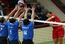 Liseli voleybolcular sahada