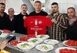 Lukas Podolski'nin köfte-piyaz keyfi