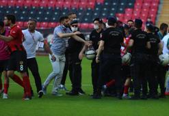 Eskişehirspor - Altay maçında büyük kavga! Ortalık savaş alanına döndü