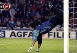 Efsane kaleci futbolu bırakıyor