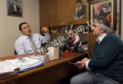"Bubka el üstünde, Naim hastane kapısında."