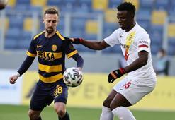 Youssouf Ndayishimiye yürekleri ağza getirdi! Sedyeyle sahadan çıkartıldı