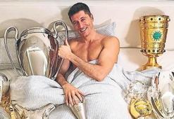 Lewandowski'den yine yatak pozu!