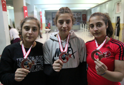Halterci üç kız kardeşin gözü dünya şampiyonluğunda