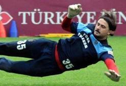 Kaleci Onur futbolu unuttu