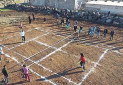 Şanlıurfa'da köy halkının tenis keyfi