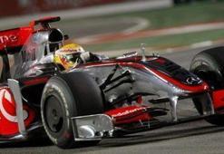 Singapur'da zafer Hamilton'ın!