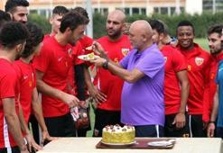 Kayserispor'da Hakan Arıkan'a doğum günü kutlaması