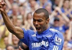 Ashley Cole 4 yıl daha Chelsea'de!