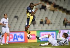 Usain Bolt'tan iki gol birden! İşte o görüntüler...