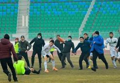 Özbekistan'da futbolcudan hakeme linç girişimi