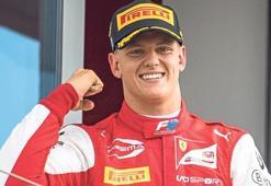 Schumacher ailesi yeniden F1'de