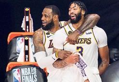 LeBron James ve Anthony Davis Lakers'da kaldı
