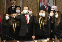Bakan Kasapoğlu, tarih yazan Ritmik Cimnastik Milli Takımımızı kabul etti