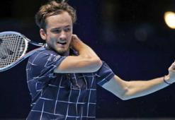 Medvedev, Alman Zverev'i geçti