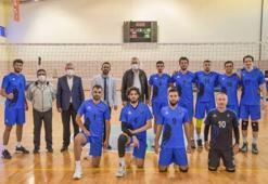 Karacabey Belediyespor voleybol takımı kazanmaya devam ediyor