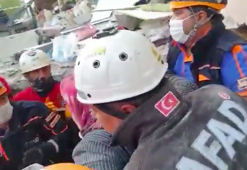 Depremde enkaz altında kalan bir vatandaşın kurtarılma anı!