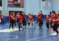 Kastamonu Belediyespor, özel sporcularla gösteri müsabakası yaptı