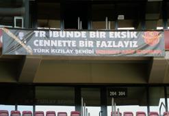 Derbide anlamlı pankart