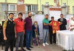 Yeni Malatyaspor tribününün renkli siması Maço Orhan'ı yalnız bırakmadılar