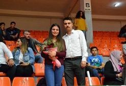 Banvit maçında evlenme teklif etti!