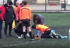 Dili boğazına kaçan futbolcuya, doktor hakemden müdahale