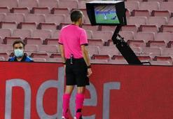 Cüneyt Çakır Barcelona - Napoli maçına damgasını vurdu! İşte o kararlar