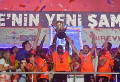 Şampiyon Başakşehir'in bayrağı köprülere asıldı