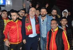 Yeni Malatyaspor taraftarından Hikmet Karaman'a coşkulu karşılama