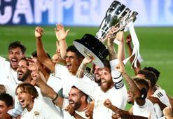 Real Madrid kaptanı Sergio Ramos kupayı kaldırdı