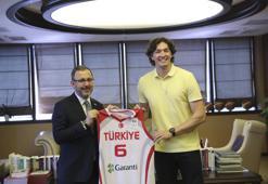 Bakan Kasapoğlu, NBA'deki yıldızımız Cedi Osman'ı konuk etti