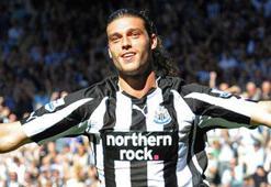 Newcastle United'dan Carroll ve Manquillo'ya yeni sözleşme