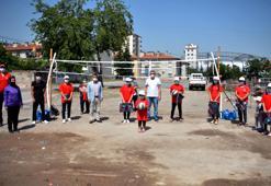 Voleybol tutkunu aileye federasyondan malzeme desteği