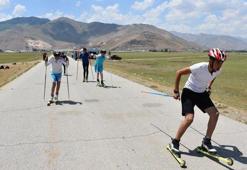 Kayak sporcuları asfalt üzerinde şampiyonaya hazırlanıyorlar