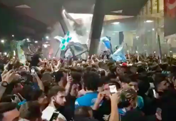 İtalya Kupası'nı kazanan Napoli taraftarı Covid-19'u hiçe saydı!