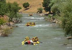 Şırnak'ta sosyal mesafeli rafting yaptılar