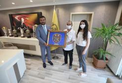 Mülteci çocuklardan, Ankaragücü Başkanı Fatih Mert'e özel hediye