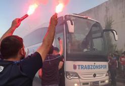 Trabzonspor taraftarı, takımı tezahüratlarla uğurladı