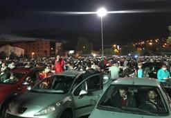 Kayserisporlu vatandaşlar araçlarında maçı izlemenin keyfini çıkardı
