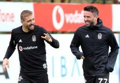 Fenerbahçe'nin gündemindeki Gökhan Gönül ve Caner Erkin'den ayak tenisi maçı