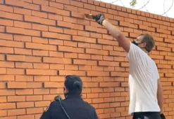 Eski NBA yıldızı Dirk Nowitzki protesto sonucu zarar gören şehri temizledi!