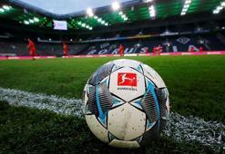 Bundesliga'da maçlar iki ay sonra kaldığı yerden "seyircisiz" devam etti