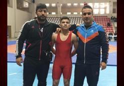 İşitme engelli genç güreşçi Yunus Emre Caklı hazırlıklarını evinin bahçesinde sürdürüyor