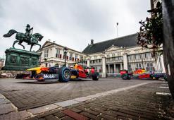 Red Bull Racing takımı Hollanda'da caddelerin tozunu attı