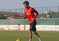 Göztepe'de futbolcular gruplar halinde çalıştı