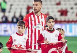 Antalyaspor'un yıldızı Lukas Podolski'den çocuklara tavsiye