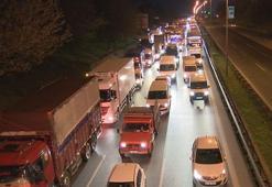 Bayrampaşa ve Ataşehir Sebze Hal'i girişinde metrelerce araç kuyruğu